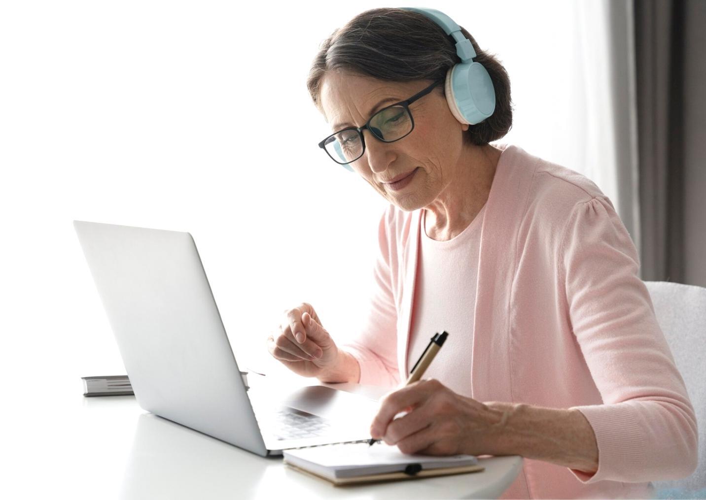 Pessoa a estudar conceitos financeiros num ambiente moderno